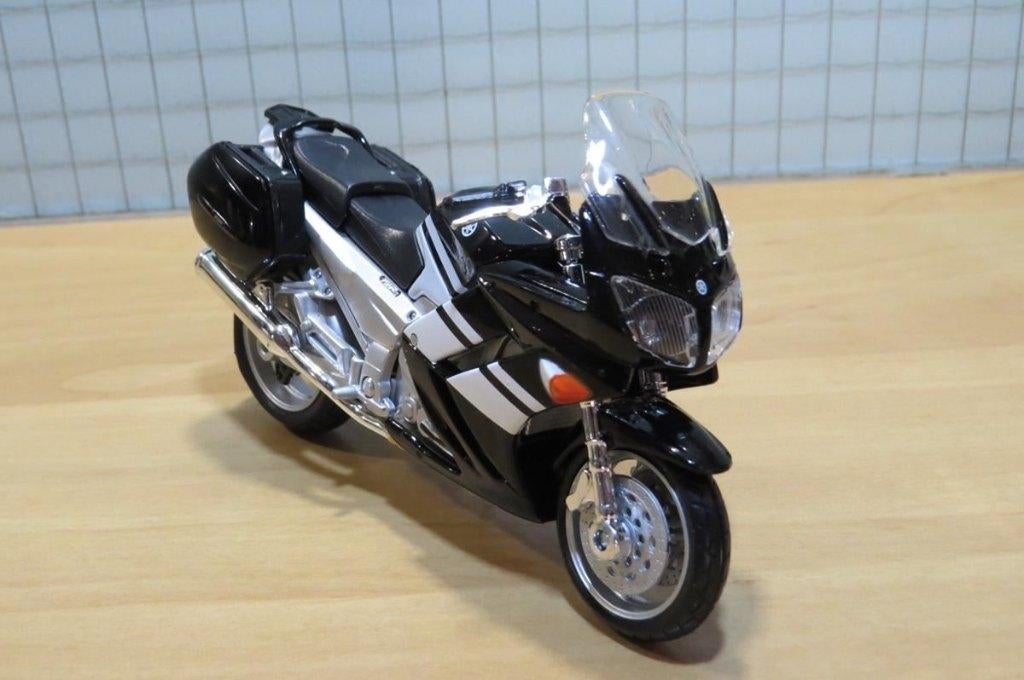 Yamaha FJR1300 1:18 zwart/wit 31300 blister, Maisto, May Cheong Group France S.A.S., Nieuw, Ophalen of Verzenden