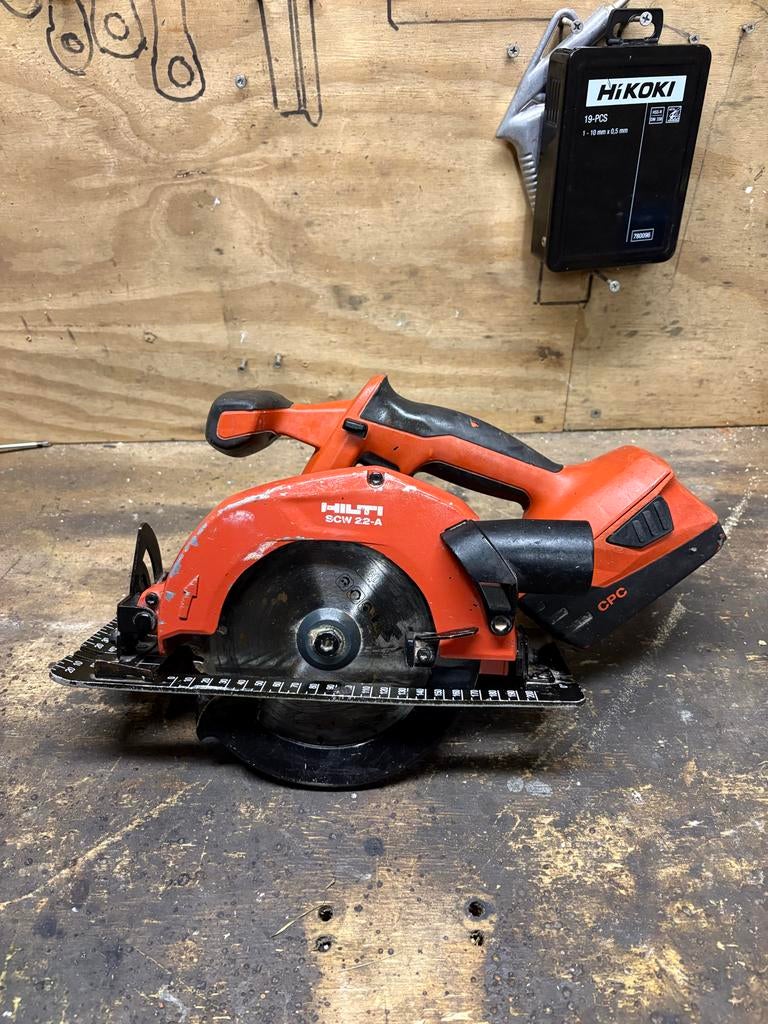 Hilti SCW 22-A Accu Cirkelzaag met accu, Doe-het-zelf en Verbouw, Gereedschap | Zaagmachines, Gebruikt, Cirkelzaag, 70 mm of meer