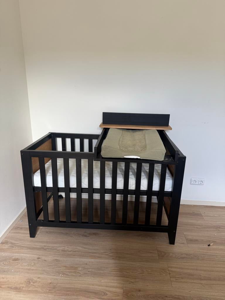 Zwart ledikant met commode en bijpassende kledingkast, Kinderen en Baby's, Ophalen, Gebruikt, 50 tot 70 cm, 100 cm of meer