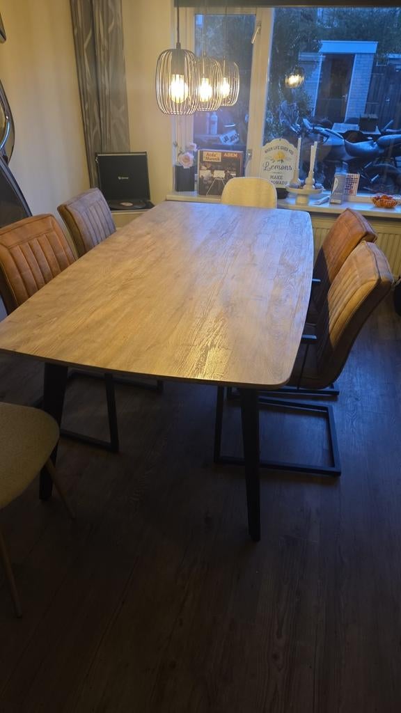 Moderne eettafel met houtlook blad en metalen poten, Huis en Inrichting, Tafels | Eettafels, Gebruikt, Modern, Industrieel, 50 tot 100 cm
