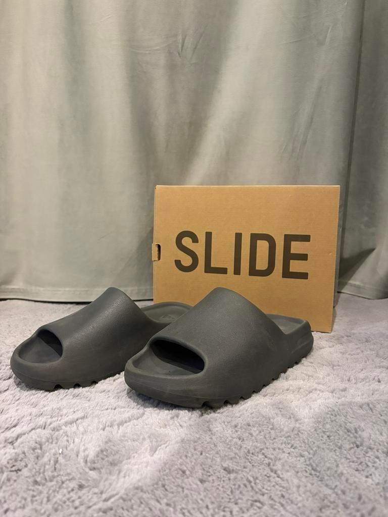 Yeezy slide, Kleding | Heren, Schoenen, Ophalen of Verzenden, Zo goed als nieuw, Zwart