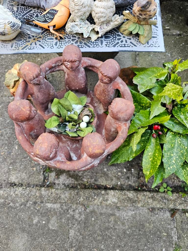 "Vriendenkring" (Circle of Friends) tuinbeeld/kaarsenhouder, Ophalen of Verzenden, Gebruikt, Steen, Mensenbeeld