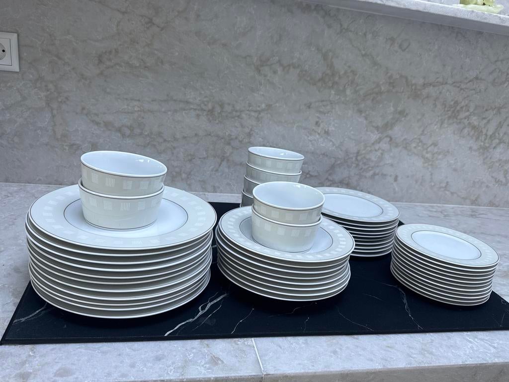 Servies set met borden en kommen, Ophalen, Gebruikt, Bord(en), Overige stijlen