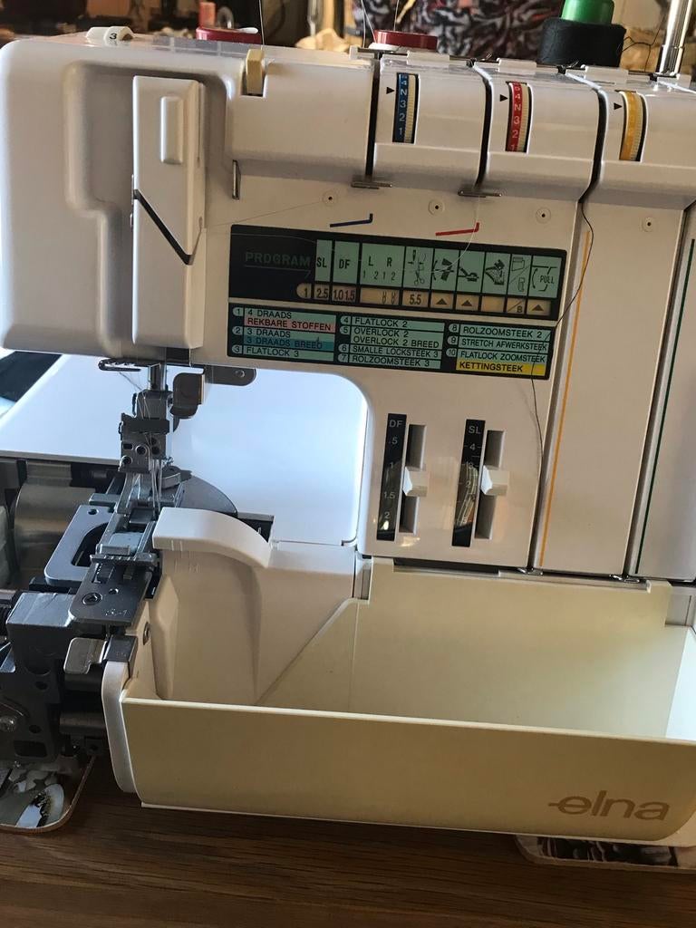 Elna 704dex lockmachine - Zeer goede staat, compleet, Hobby en Vrije tijd, Naaimachines en Toebehoren, Ophalen, Zo goed als nieuw