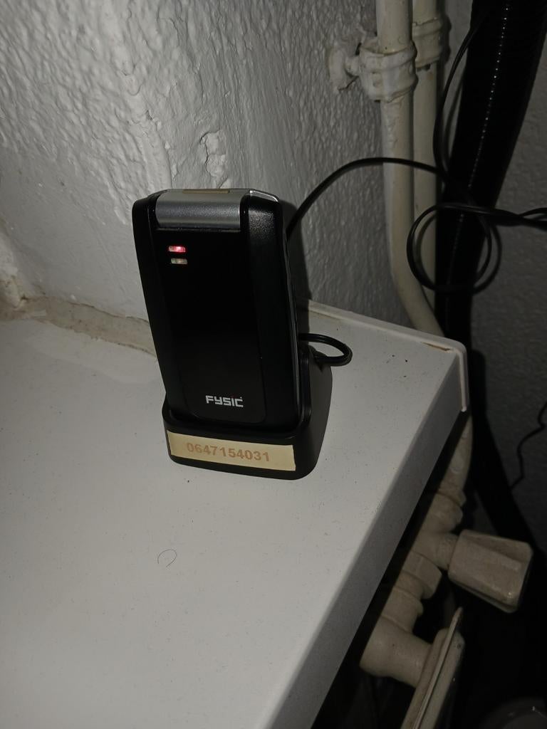 Fysic FM-9600 senioren klaptelefoon, Telecommunicatie, Mobiele telefoons | Overige merken, Ophalen of Verzenden