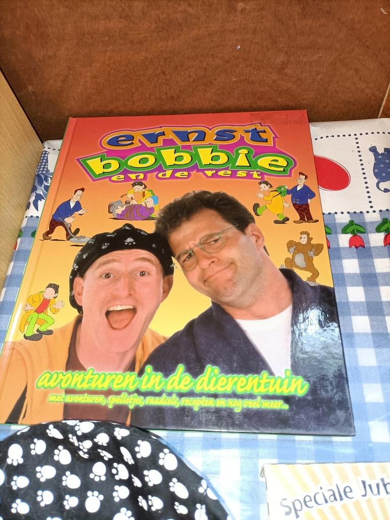 Ernst en Bobbie pet, boek Dierentuin en cd en dvd 10 jaar, Ophalen of Verzenden