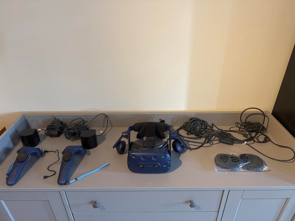 HTC VIVE Pro VR complete set met extra's, Spelcomputers en Games, Virtual Reality, Ophalen, Gebruikt, VR-bril, Pc