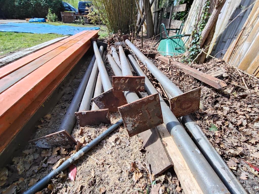 Te koop 10ijzeren draagpalen van 2.40lang doorsnee 9cm., Doe-het-zelf en Verbouw, Metalen, Ophalen of Verzenden
