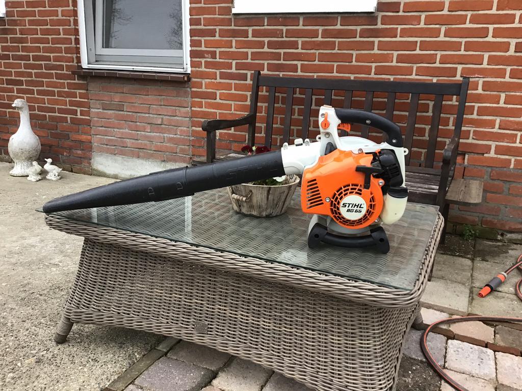 Te koop: zeer nette bladblazer merk Stihl, type BG65, Ophalen, Zo goed als nieuw, Benzine