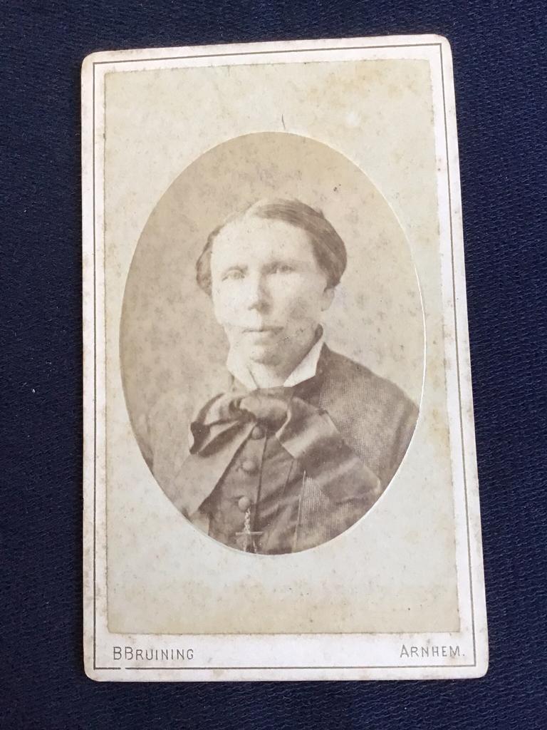 CDV, Vrouw, B. BRUINING, ARNHEM, Carte de Visite, Ophalen of Verzenden, Voor 1940, Gebruikt, Foto