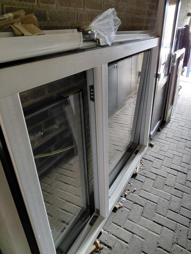 Kunstof raamkozijn merk veka met glas en ventilatie rooster, Ophalen, Kunststof, Raamkozijn