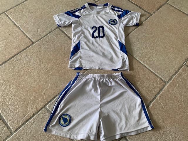Voetbal setje shirt en broek maat 122/128 bosnie en herzegov, Ophalen of Verzenden, Gebruikt, Jongen of Meisje, Setje