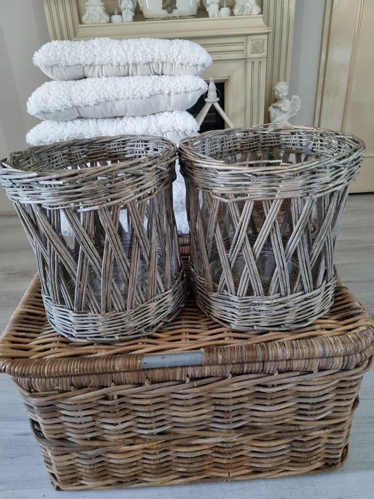 2 x grote rieten windlichten met glas, Ophalen of Verzenden, Overige materialen, 25 tot 50 cm