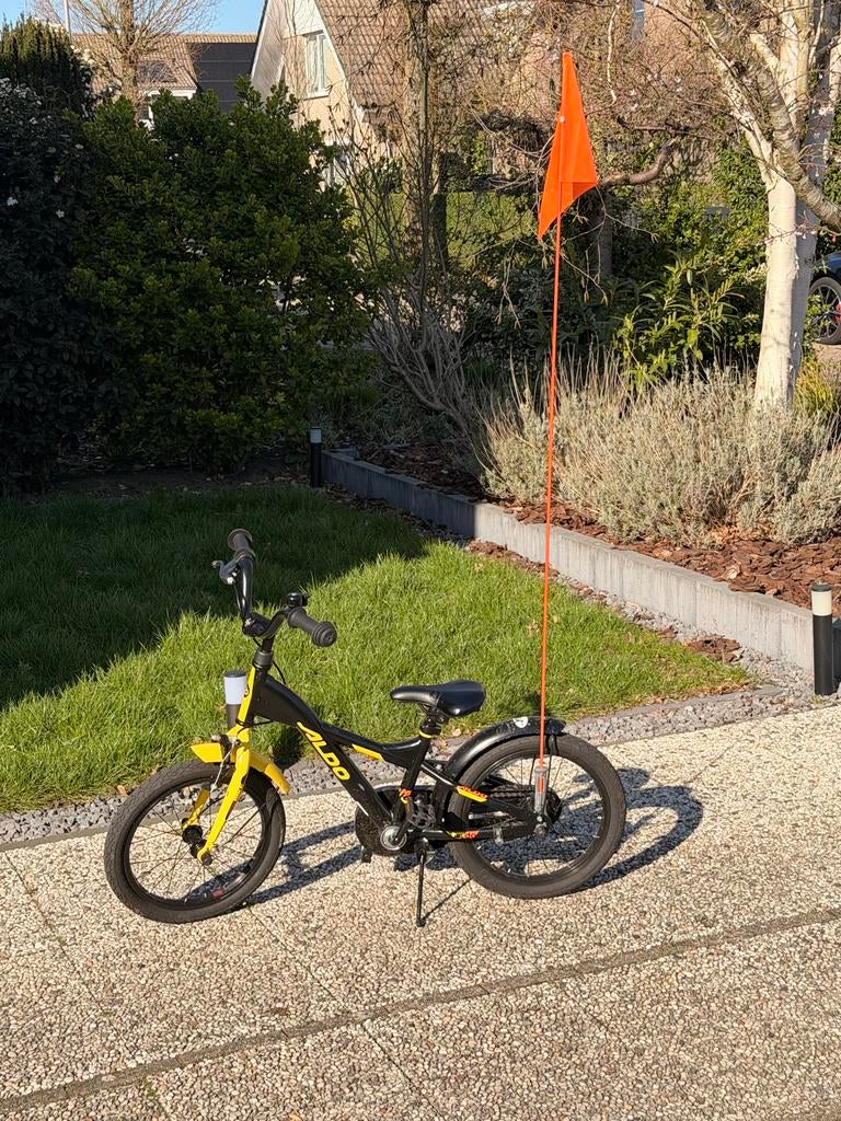 Kinderfiets Aldo 16 inch - Zwart/Geel met veiligheidsvlag, Ophalen, Gebruikt, 16 tot 20 inch, Zijwieltjes