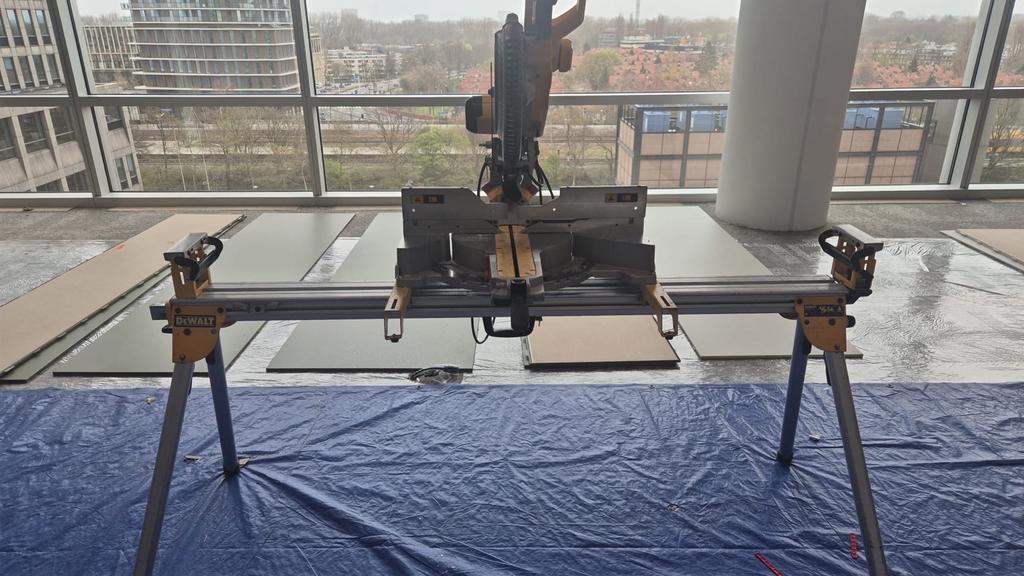 Dewalt DWS780 Afkortzaag met Onderstel, Doe-het-zelf en Verbouw, Gereedschap | Zaagmachines, Gebruikt, Afkortzaag, 1200 watt of meer