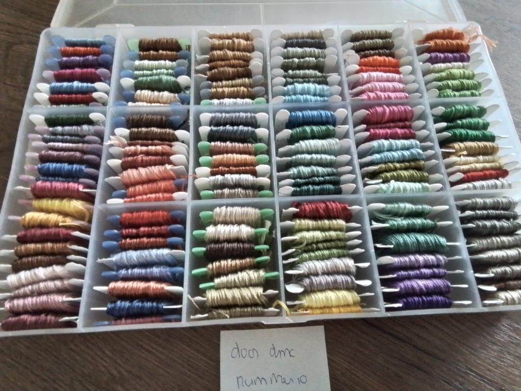 Doos dmc nummer 10, Ophalen of Verzenden, Zo goed als nieuw, Handborduren, Borduurgaren of Zijde