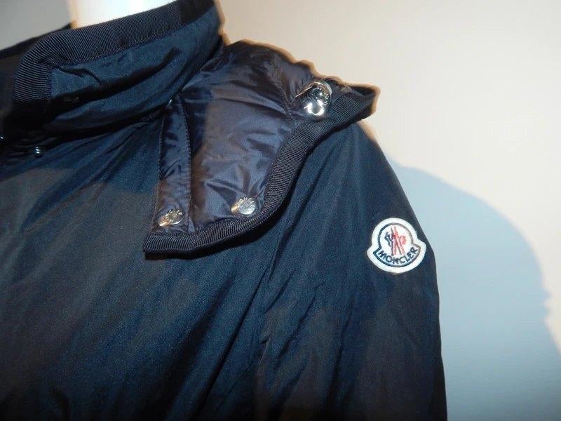 Moncler donker blauwe gevoerde jas jack embleem mouw2, Maat 38/40 (M), Blauw, Moncler, Ophalen of Verzenden