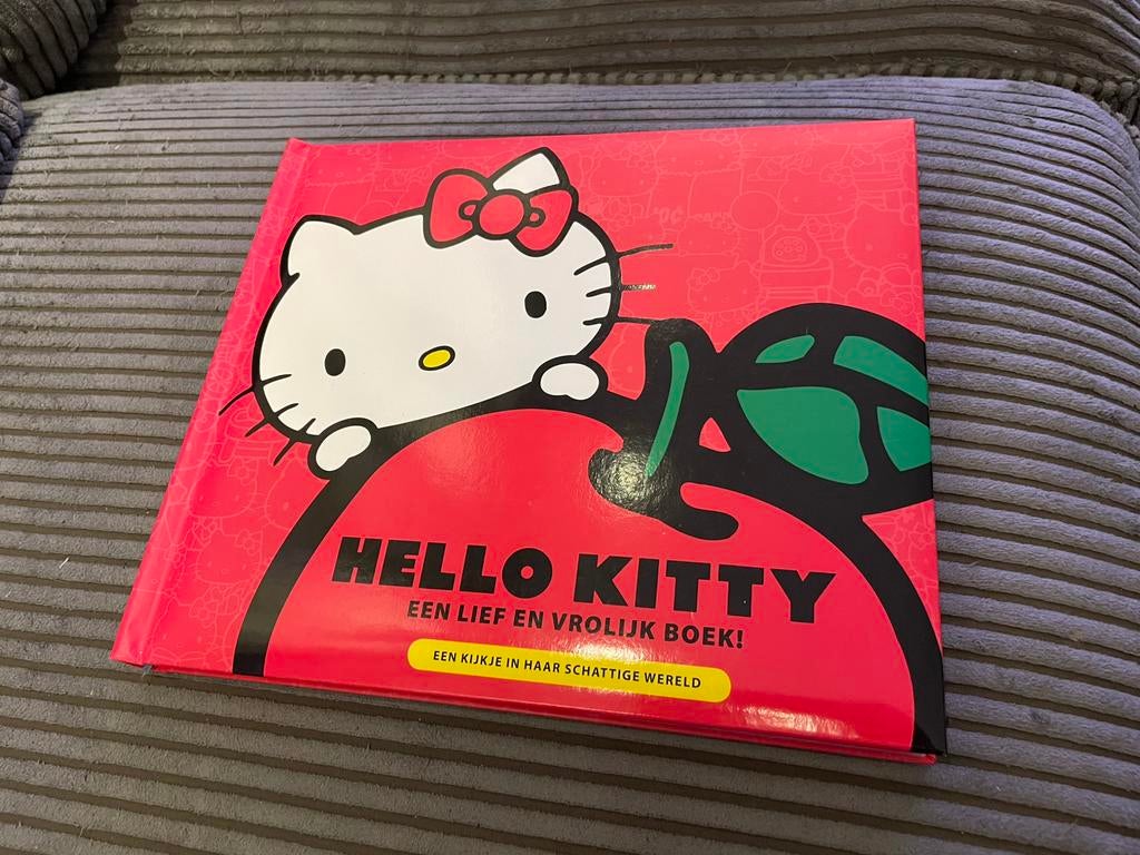 M. Moss Hello Kitty Een lief en vrolijk boek! Alles over HK, Gelezen, Non-fictie, M. Moss, Ophalen of Verzenden