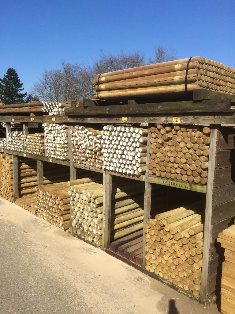 Geïmpregneerde ronde / stek palen diverse op voorraad!