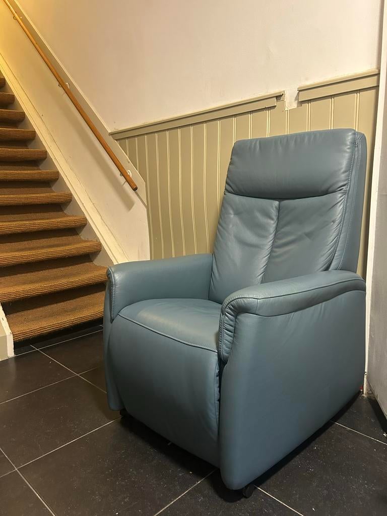 Leren Hukla sta op stoel elektrisch met Afstandsbediening, Huis en Inrichting, Fauteuils, Ophalen, Zo goed als nieuw, Leer, 75 tot 100 cm