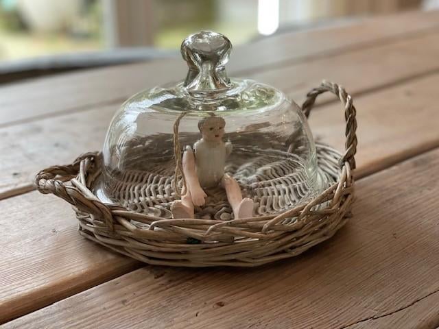 Glazen stolp met losse rieten mandje / onderzetter eronder., Huis en Inrichting, Ophalen, Zo goed als nieuw