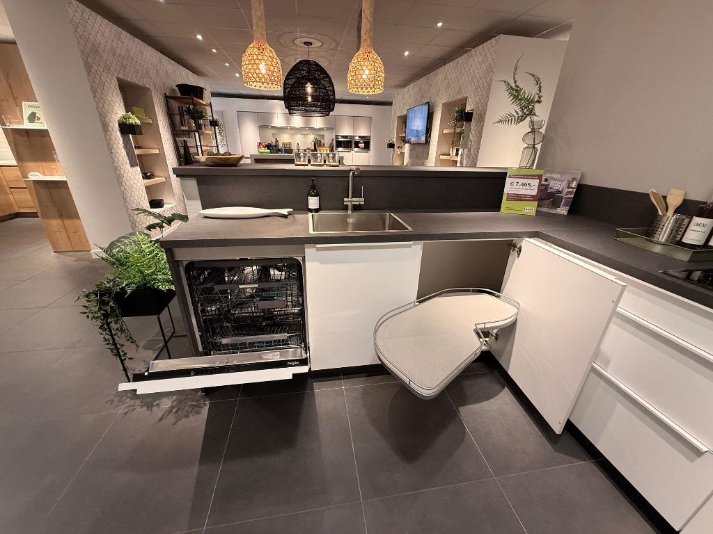 ZM018 – Nobilia Lazio Showroomkeuken, Huis en Inrichting, Keuken | Complete keukens, Nieuw, Dubbelwandige keuken, Wit, Hout, Hoogglans of Gelakt