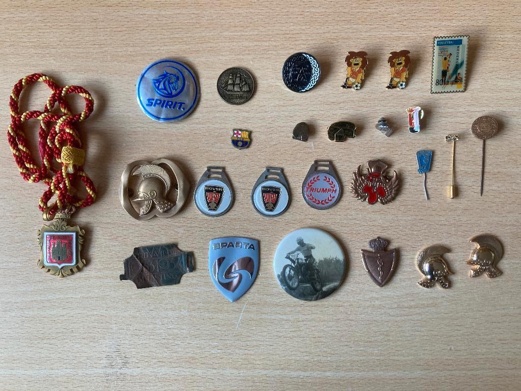 Leuke lot met pins en diversen, Ophalen of Verzenden, Gebruikt, Overige onderwerpen, Speldje of Pin