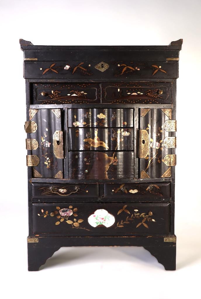 Antiek Japans gelakt en beschilderd miniatuur kastje, Antiek en Kunst, Ophalen of Verzenden