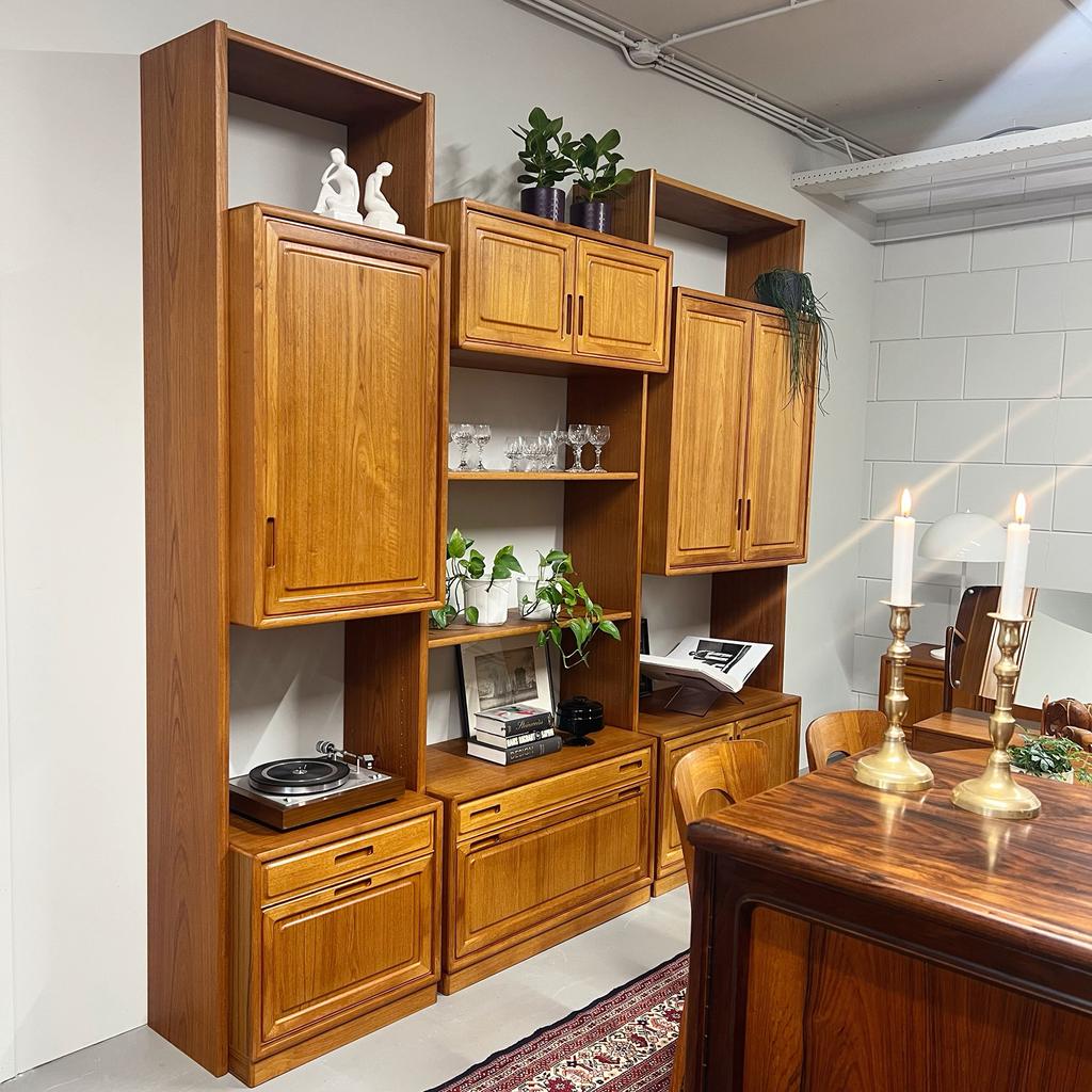 Vintage wandmeubel, Deens •Dyrlund•, 250 tot 300 cm, Gebruikt, 200 cm of meer, .