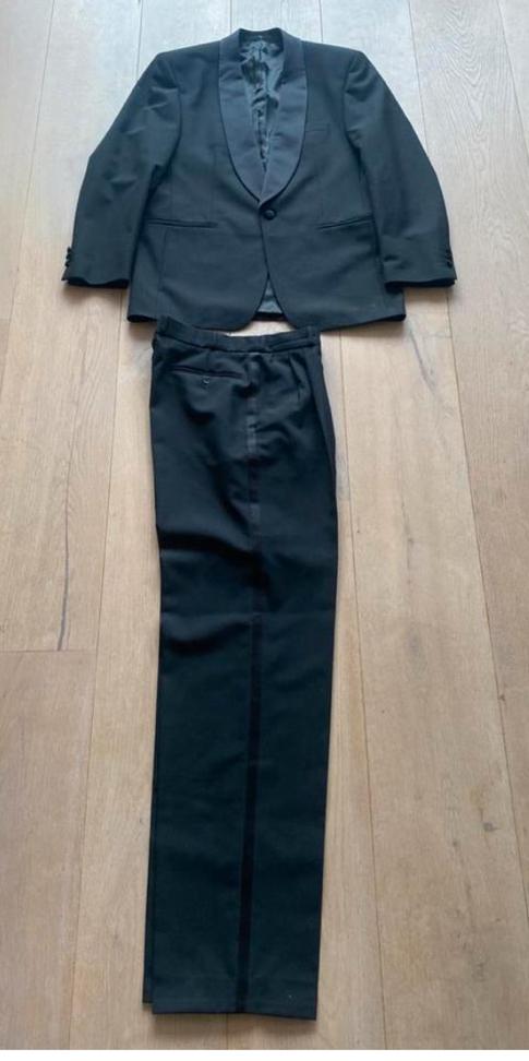 Smoking Bijenkorf 49 M wol nieuwstaat, Kleding | Heren, Kostuums en Colberts, Ophalen of Verzenden, Zo goed als nieuw, Maat 48/50 (M)