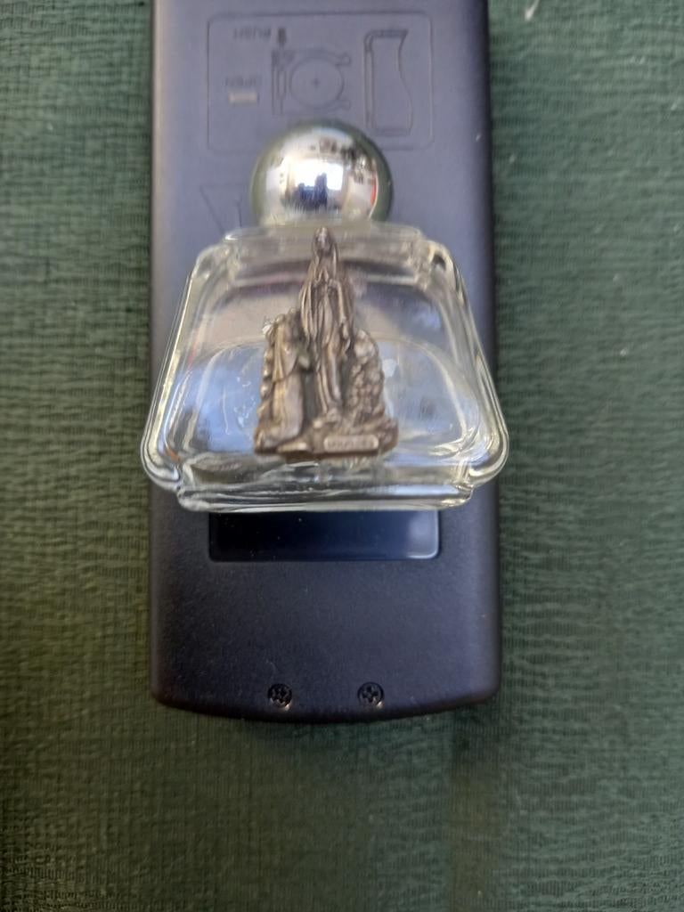 Wijwaterflesje uit Lourdes., Antiek en Kunst, Antiek | Religie, Ophalen of Verzenden