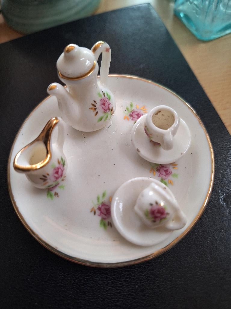 klein porselein serviesje voor poppen of decoratie, Ophalen, Zo goed als nieuw, Gebruiksvoorwerp