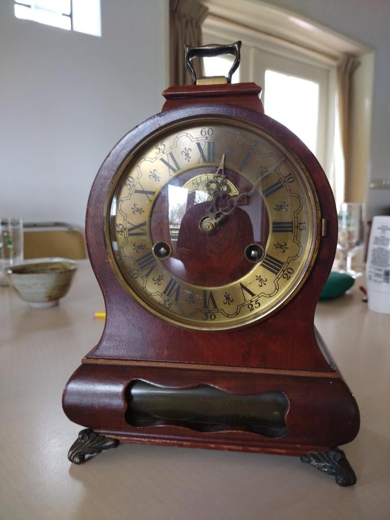 Tafelklok hout en messing wijzerplaat, Ophalen of Verzenden