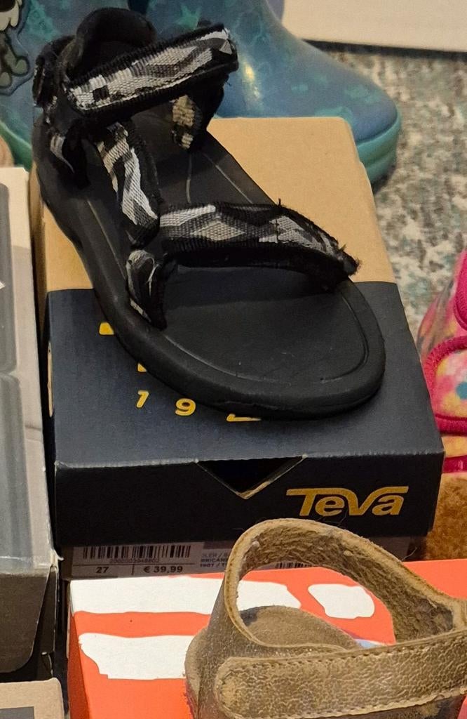 Teva sandalen maat 27 en goude meisjessandalen maat 27, Jongen of Meisje, Schoenen, Zo goed als nieuw, Teva