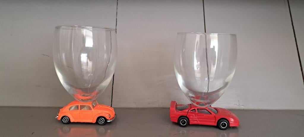 2 glazen met voetjes van miniatuur autootjes, Verzamelen, Ophalen