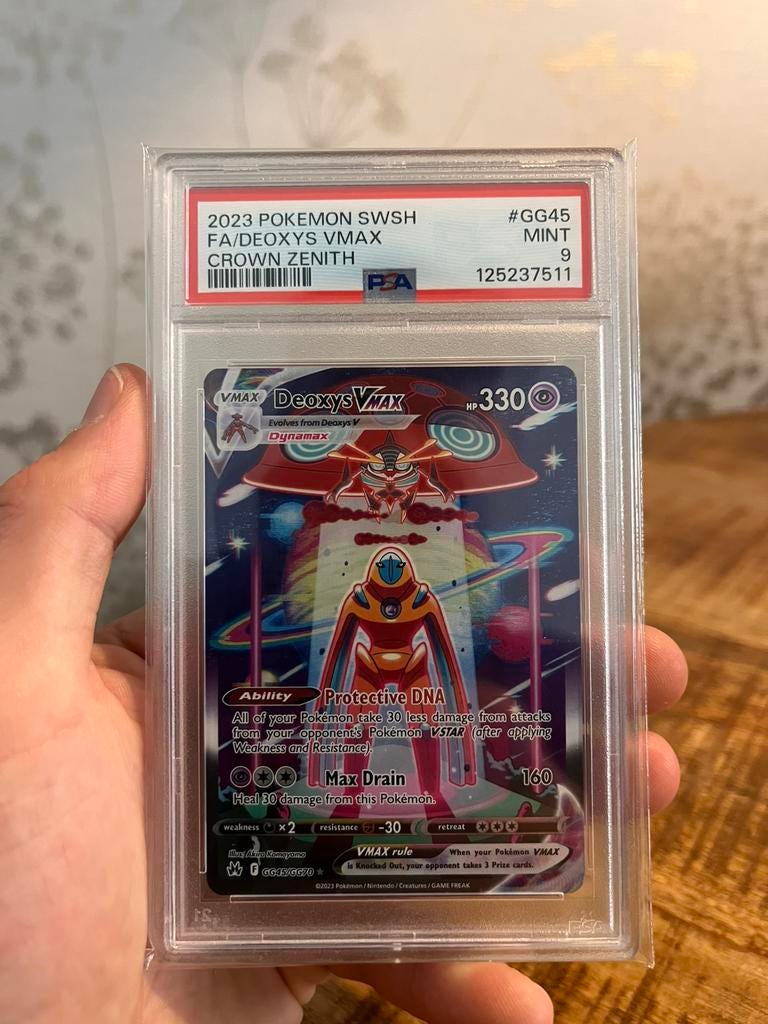 Pokemon TCG - Deoxys Vmax #GG45 PSA 9 (Crown Zenith), Ophalen of Verzenden, Nieuw, Losse kaart, Foil
