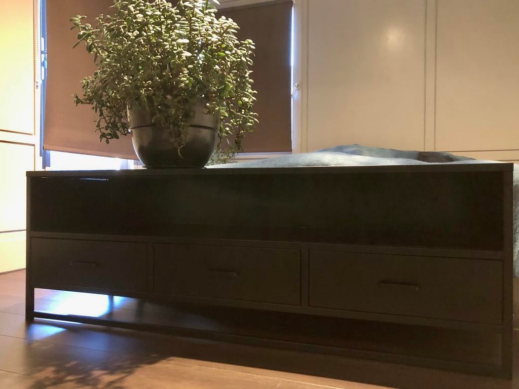 Zwart metalen tv meubel, Huis en Inrichting, Kasten | Televisiemeubels, Ophalen, 100 tot 150 cm, Zo goed als nieuw, Minder dan 100 cm