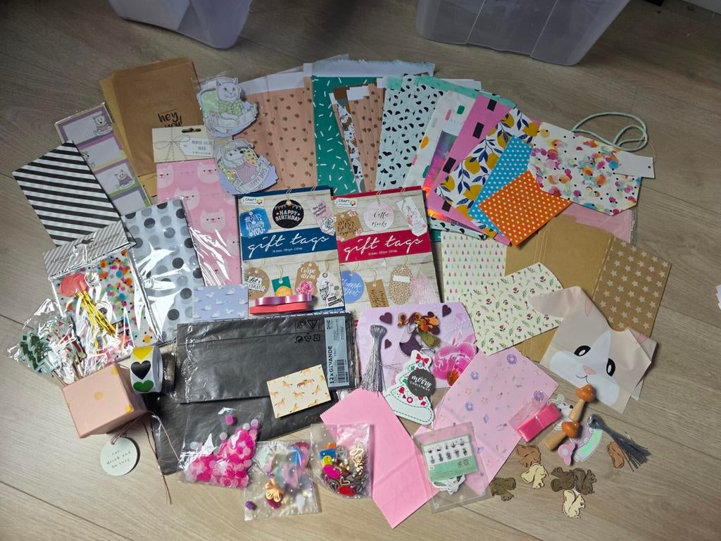 Groot pakket met cadeauzakjes labels inpak artikelen, Ophalen of Verzenden, Nieuw