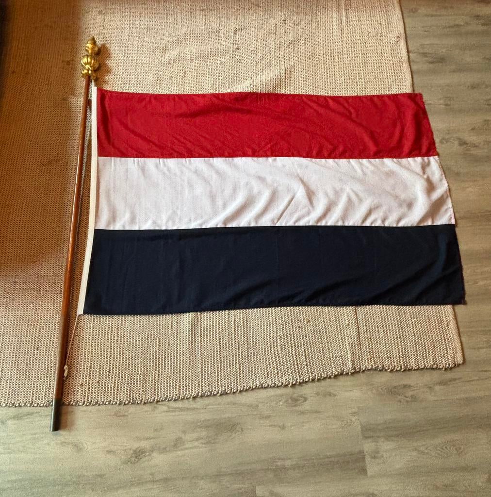 Houten vlaggenstok met gouden sierknop, Ophalen, Gebruikt