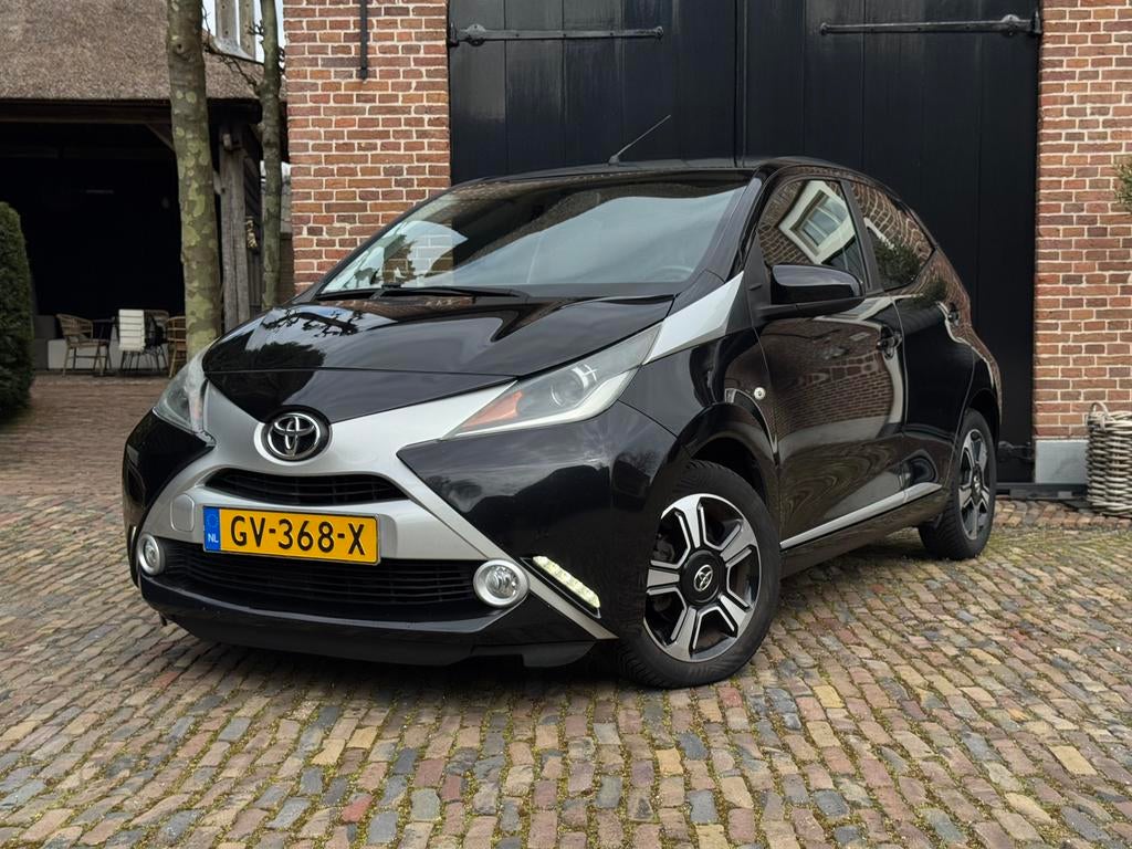 Toyota Aygo 1.0 Vvt-i x-clusiv Zwart | Camera | Cruise, Voorwielaandrijving, Stof, 4 stoelen, Zwart