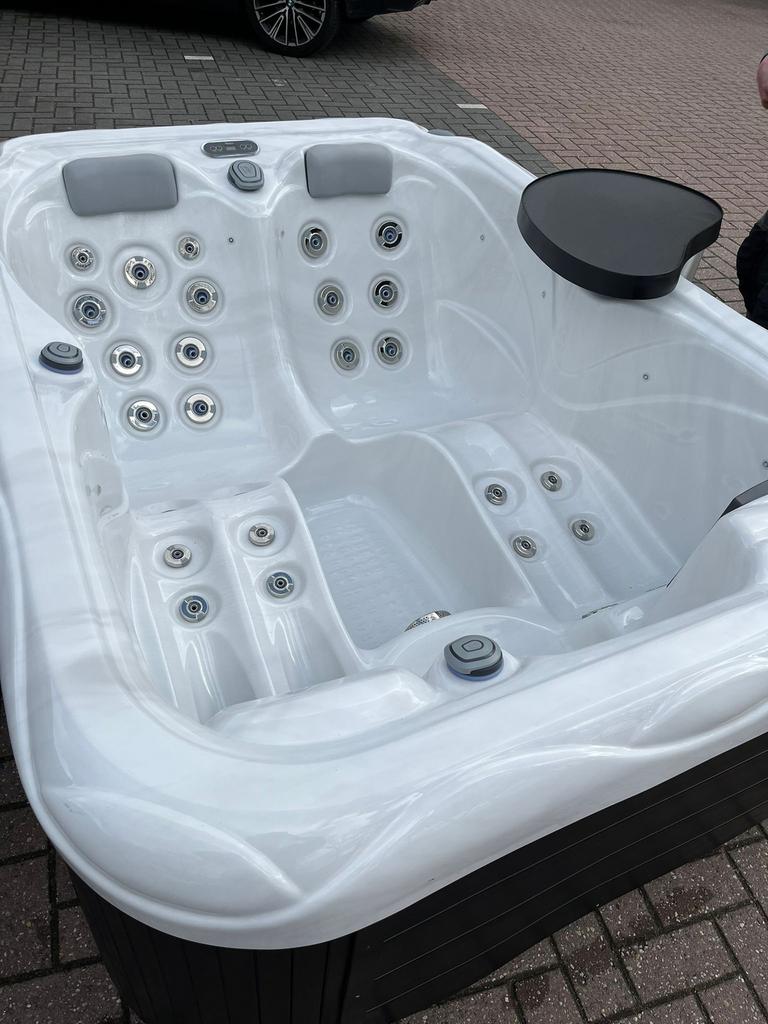 Demo 3 pers Wellis Firenze Deluxe incl. Garantie & Plaatsing, Tuin en Terras, Bubbelbaden en Hottubs, Ophalen, Zo goed als nieuw
