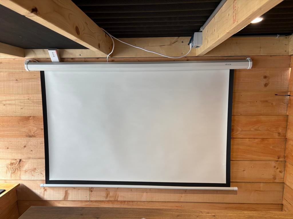 Elektrisch projectiescherm 70 inch, Ophalen, Elektrisch, Nieuw