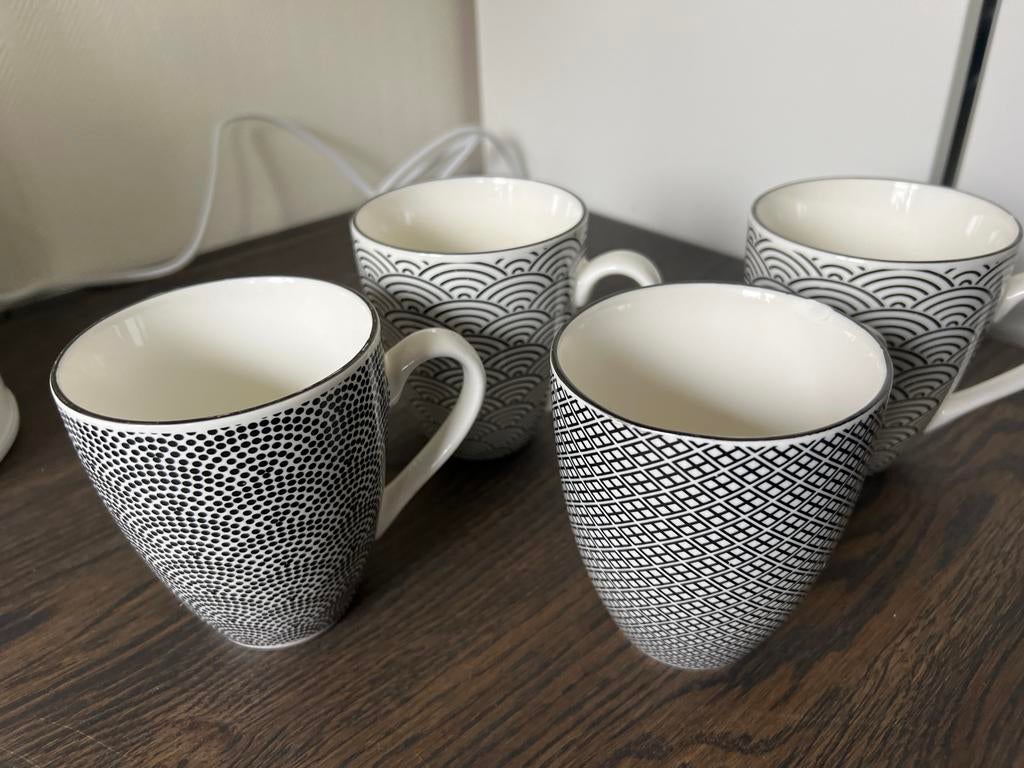Set van 4 Zwart-Witte Mugs met Diverse Patronen, Keramiek, Ophalen of Verzenden, Zo goed als nieuw, Overige stijlen