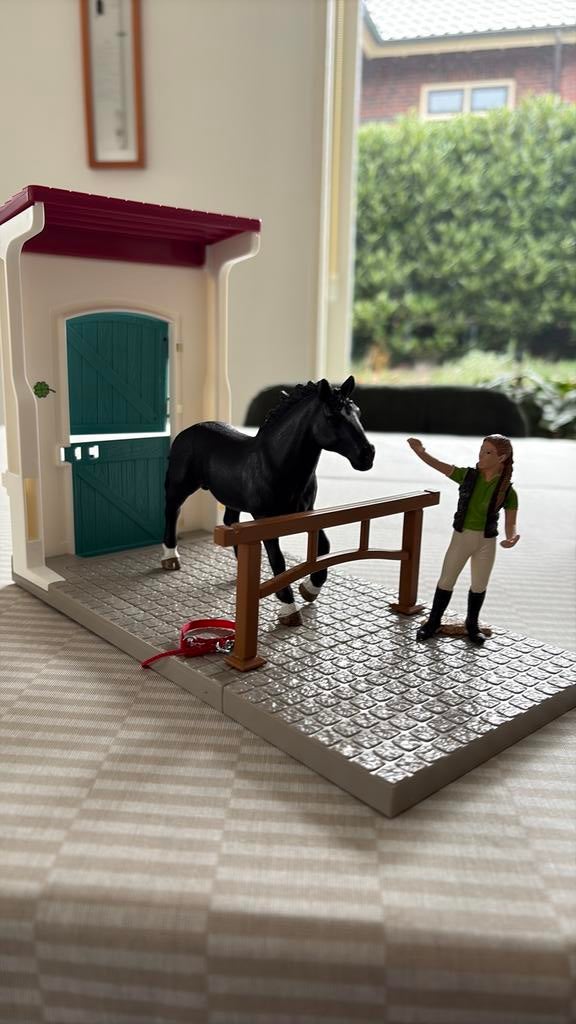 Schleich stal/ poetsplaats, Ophalen, Zo goed als nieuw