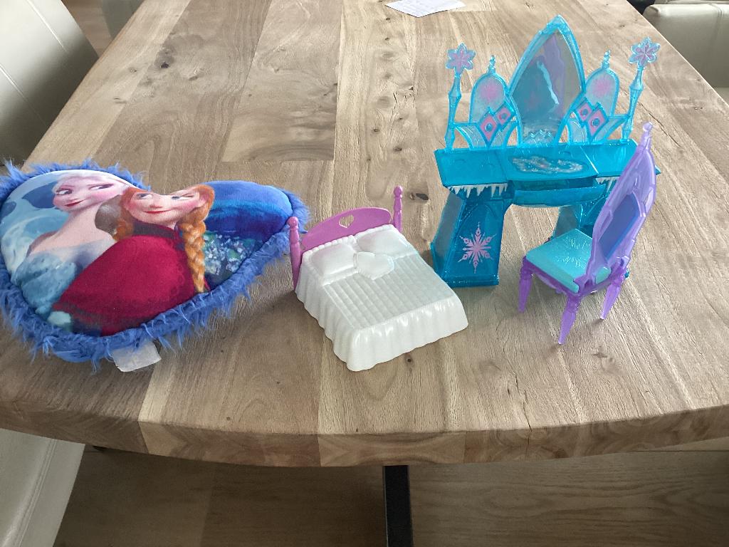 Poppenhuismeubels, thema Frozen. Gratis frozen kussen., Kinderen en Baby's, Speelgoed | Poppenhuizen, Ophalen of Verzenden, Zo goed als nieuw