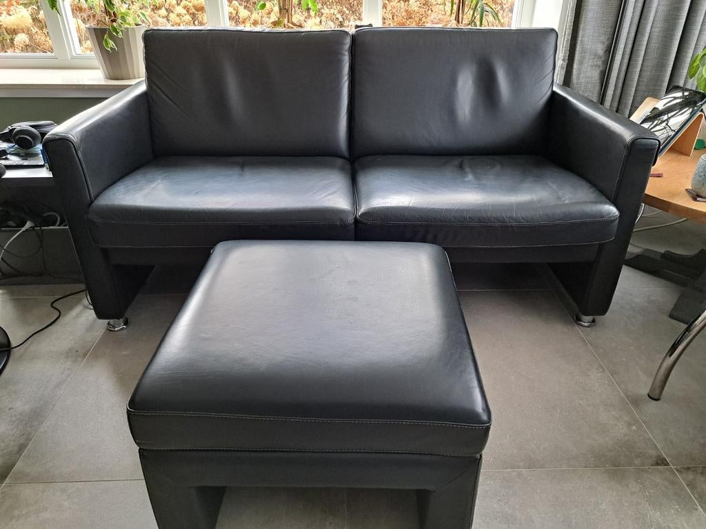 Zwarte leren tweezitsbank met poef, Huis en Inrichting, Banken | Bankstellen, Ophalen, Gebruikt, Tweepersoons, Rechte bank