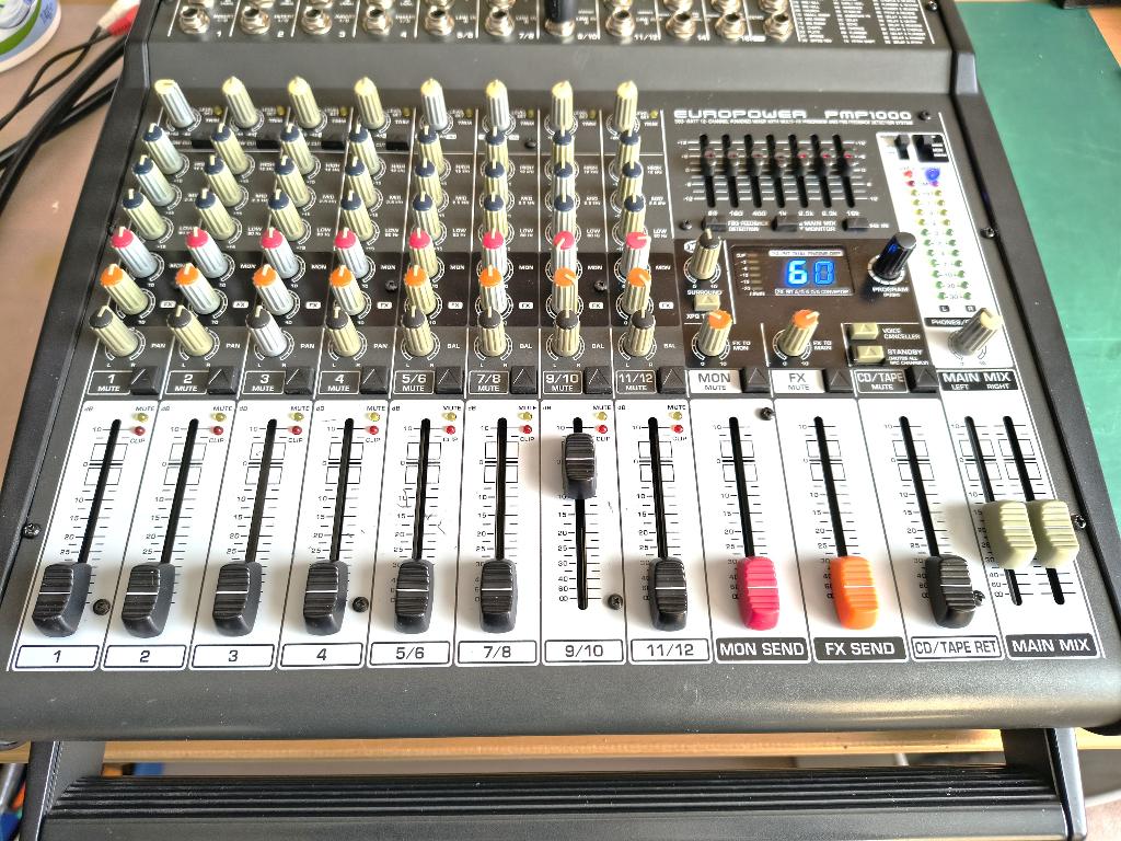Behringer PMP1000 powermixer, Ophalen of Verzenden, Gebruikt, 10 tot 20 kanalen, Microfooningang