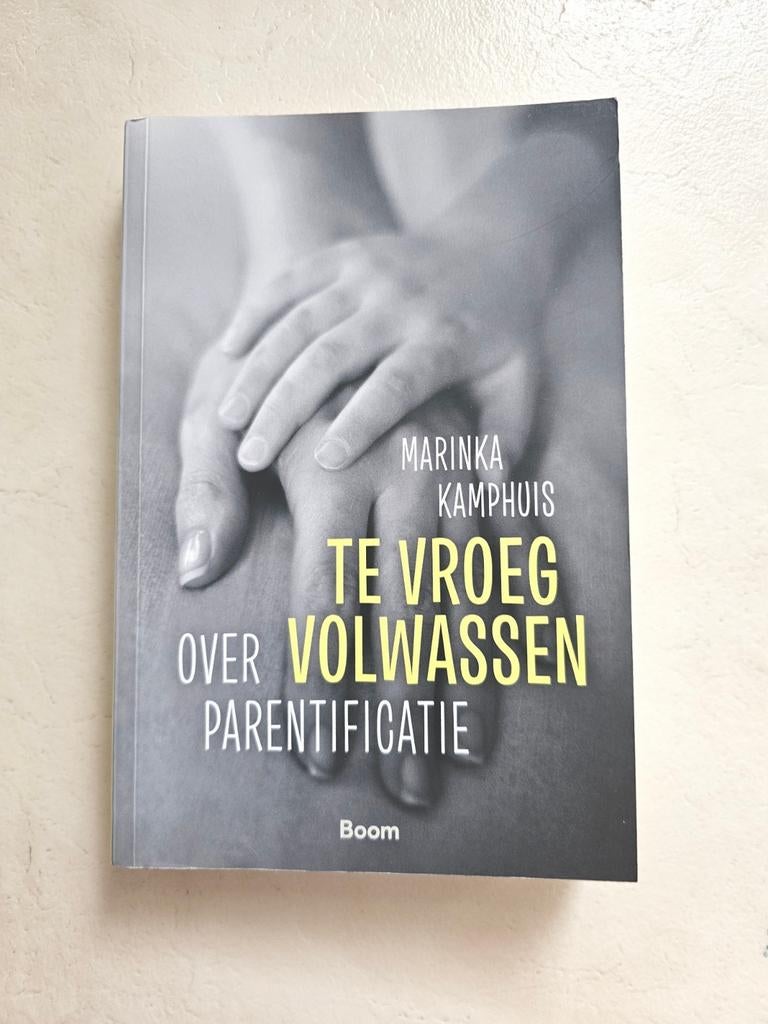 Te vroeg volwassen over parentificatie Marinka Kamphuis, Boeken, Ophalen of Verzenden, Zo goed als nieuw