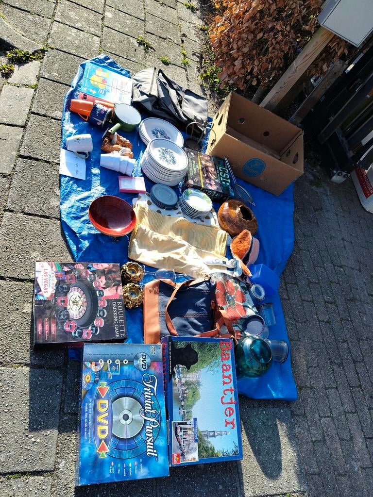 Diverse spullen: servies, spellen, decoratie, Ophalen