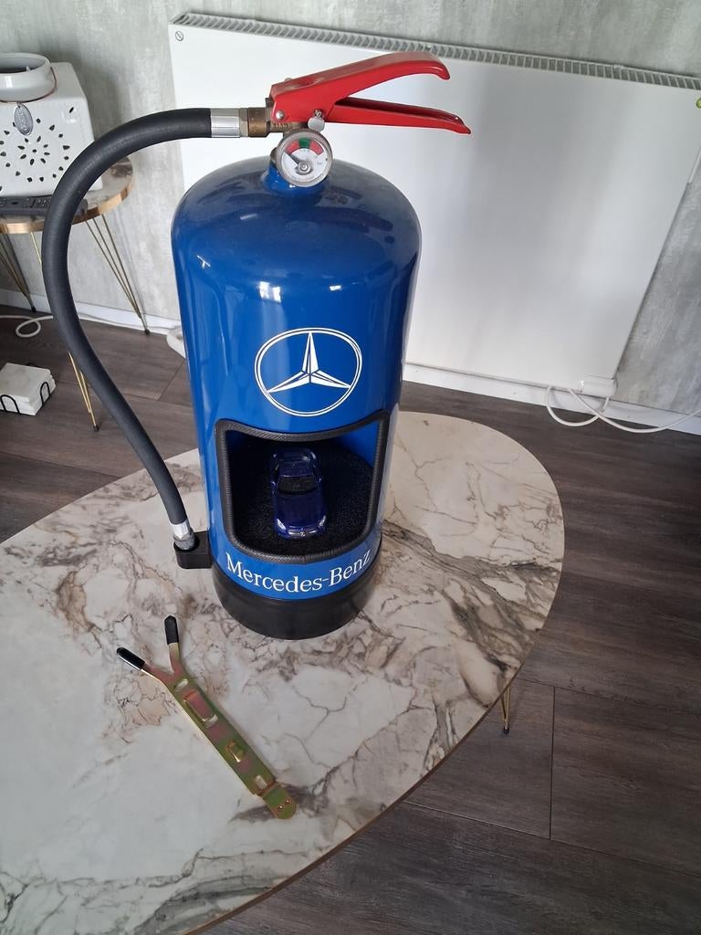 Decoratie brandblusser Mercedes-Benz, Ophalen